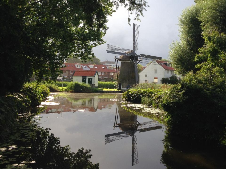 Molen de Eendracht naast een meer in Alkmaar
